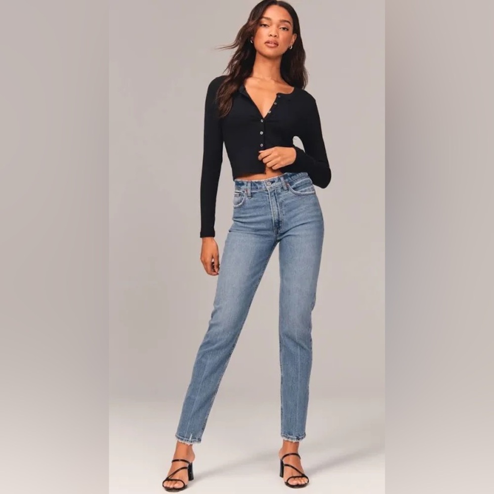 Abercrombie Women’s High Rise Mom Jean, medium wash, Size 29/8L.
